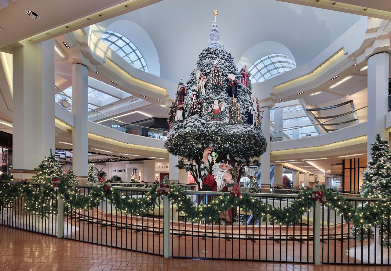 Christmas tree at South Coast Plaza, Coast Mesa, CA  Christmas tree,  Holiday celebration, New years decorations